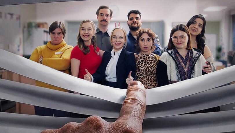"Nine to Five - Das Amt" mit Friederike Kempter (v.M.) und den Kolleginnen und Kollegen vom B&uuml;rgeramt Berlin-Tiergarten-Mitte-West.