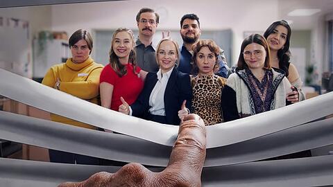 "Nine to Five - Das Amt" mit Friederike Kempter (v.M.) und den Kolleginnen und Kollegen vom B&uuml;rgeramt Berlin-Tiergarten-Mitte-West.
