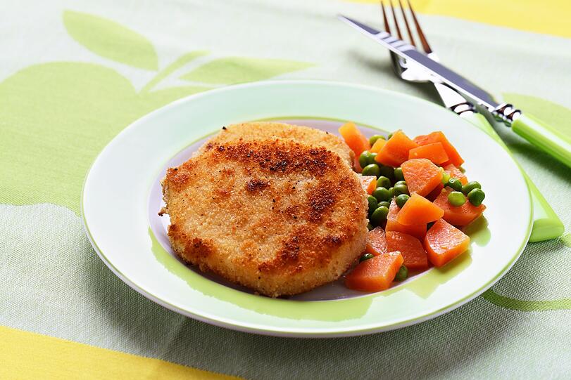 Das folgende Rezept schmeckt nicht nur Veganerinnen und Veganern. Knollensellerie l&auml;sst sich in Scheiben geschnitten hervorragend panieren und braten. Waschen Sie die Knolle gr&uuml;ndlich und schneiden Sie sie in etwa fingerdicke Scheiben. Wenden Sie die Sellerieschnitzel in Mehl, Ei und Semmelbr&ouml;seln oder braten Sie sie in der veganen Variante ohne Panade in der Pfanne. Dazu passen Kartoffelsalat oder eine K&auml;seso&szlig;e.