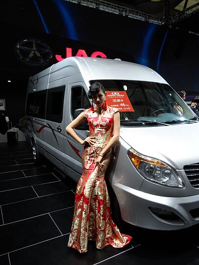 Schöne Frauen an neuen Autos: Eine nach wie vor unschlagbar attraktive Kombination - auch in Shanghai.