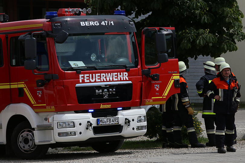 Bei einem Schreinereibetrieb geriet ein Holzspänesilo in Brand. Die Feuerwahr war mit Löschfahrzeugen vor Ort.