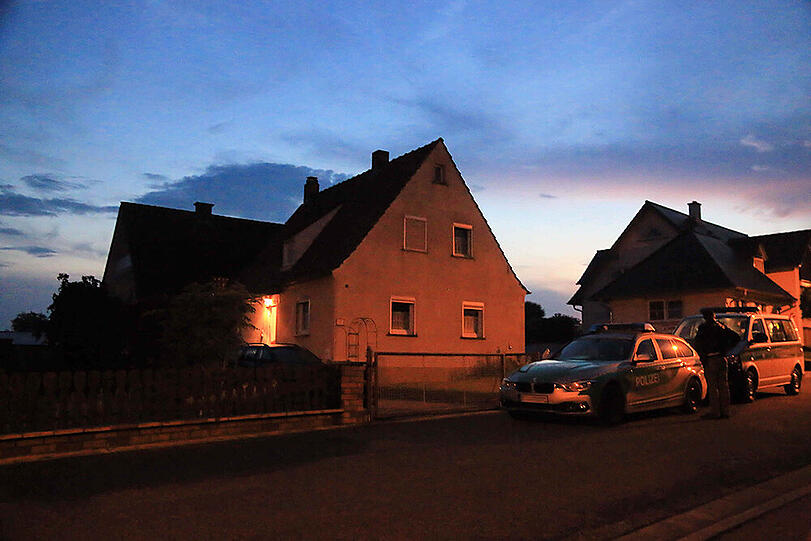 Ein bewaffneter Mann hielt den kleinen oberfränkischen Ort Reundorf am Sonntag in Atem - die Bilder vom SEK-Einsatz.