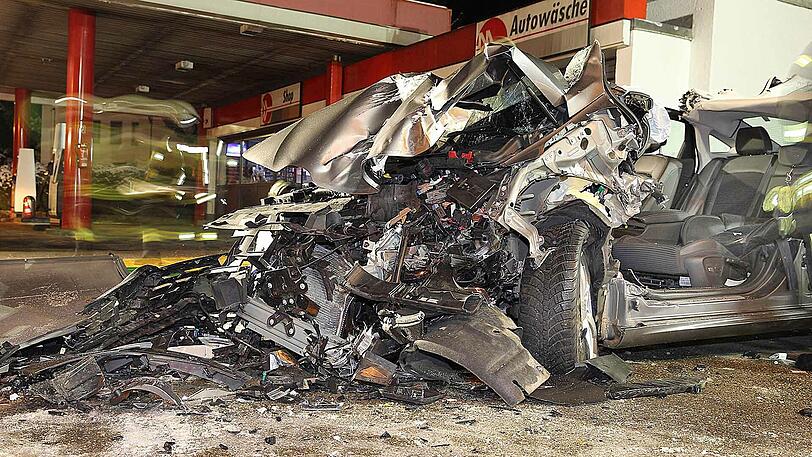Das Auto ist nach dem Unfall vollkommen zerstört, der Fahrer schwer verletzt. Die Bilder aus Traunreut.
