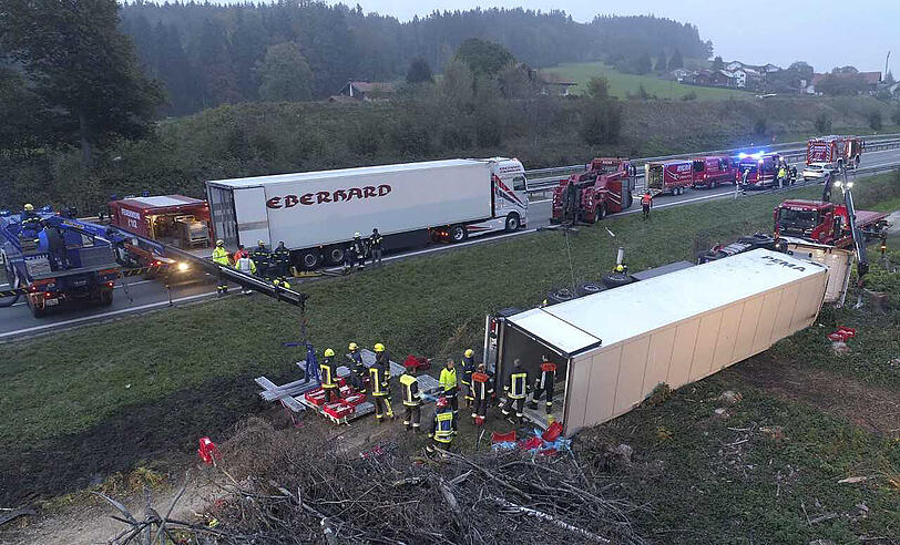 40 Tonnen schwerer Fleisch-Laster kippt um: A8 gesperrt - Bilder vom Bergungseinsatz.