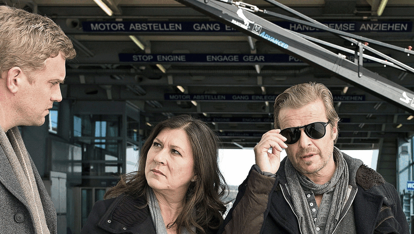 Als eine Leiche auf der Fähre zwischen Romanshorn und Konstanz gefunden wird, begegnen Klara Blum (Eva Mattes) und Kai Perlmann (Sebastian Bezzel) zum zweiten Mal ihrem Schweizer Kollegen Matteo Lüthi (Roland Koch, re.), der sogleich seine Theorie zum Tathergang präsentiert. Als eine Leiche auf der Fähre zwischen Romanshorn und Konstanz gefunden wird, begegnen Klara Blum (Eva Mattes) und Kai Perlmann (Sebastian Bezzel) zum zweiten Mal ihrem Schweizer Kollegen Matteo Lüthi (Roland Koch, re.), der sogleich seine Theorie zum Tathergang präsentiert.
