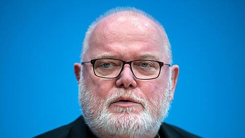 Kardinal Reinhard Marx vor einem blauen Hintergrund. Foto: Bernd von Jutrczenka/dpa/Archivbild