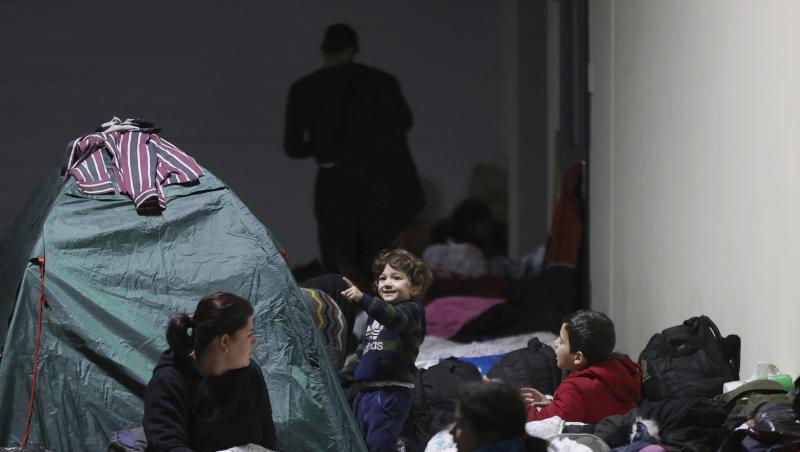 Das von der belarussischen Staatsagentur BelTA via AP zur Verfügung gestellte Handout zeigt Migranten, die sich in einem Logistikzentrum am Kontrollpunkt Kuznica nahe der belarussisch-polnischen Grenze ausruhen.