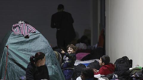 Das von der belarussischen Staatsagentur BelTA via AP zur Verfügung gestellte Handout zeigt Migranten, die sich in einem Logistikzentrum am Kontrollpunkt Kuznica nahe der belarussisch-polnischen Grenze ausruhen.