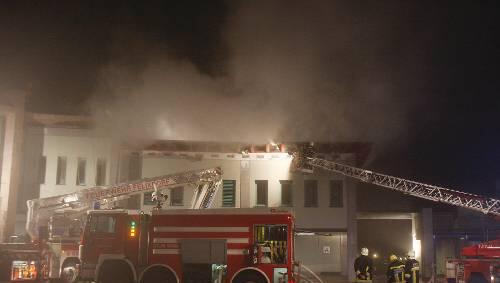 Bis tief in die Nacht waren die Rettungskräfte mit den Löscharbeiten beschäftigt Bis tief in die Nacht waren die Rettungskräfte mit den Löscharbeiten beschäftigt