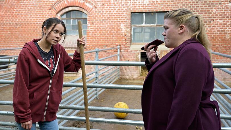 "Polizeiruf 110: Schweine": Kriminalhauptkommissarin Alexandra Luschke (Gisa Flake, r.) versucht der polnischen Schweinebäuerin Agata Jankowska (Izabela Baran, l.) mittels technischer Hilfsmittel Sprachbarrieren zu überwinden und Fragen zu stellen.