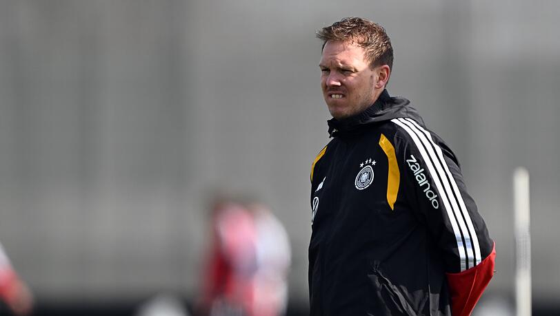 Julian Nagelsmann beobachtet das Training der Nationalmannschaft.