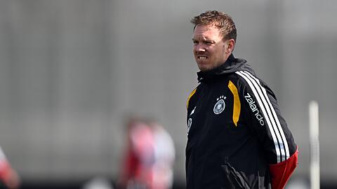 Julian Nagelsmann beobachtet das Training der Nationalmannschaft.