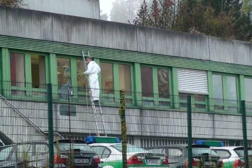 Spurensicherung in der Passauer Polizeiinspektion: Der Mann auf der Leiter vermisst die Schusslinien.