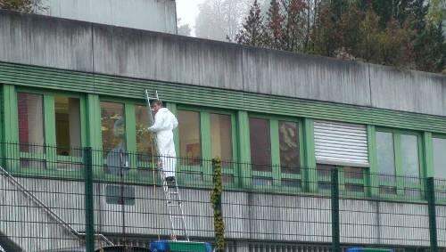 Spurensicherung in der Passauer Polizeiinspektion: Der Mann auf der Leiter vermisst die Schusslinien. Spurensicherung in der Passauer Polizeiinspektion: Der Mann auf der Leiter vermisst die Schusslinien.