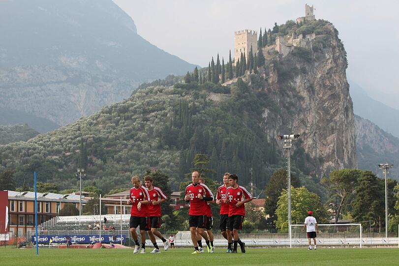 Ribéry ist wieder dabei, Lahm und Heynckes schreiben Autogramme, Neuer hechtet nach dem Ball: Bilder aus dem Trainingslager der Bayern am Gardasee