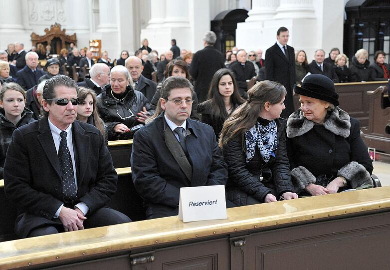 Etwa 350 Menschen nehmen in der Theatinerkirche Abschied. In der ersten Reihe sitzen Witwe Marianne (von rechts), Tochter Claudia und die Söhne Ulrich und Anton junior.