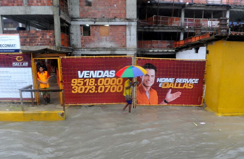 In Recife erwartet die USA und Deutschland eine Wasserschlacht. Die irren Regen-Bilder aus Recife!
