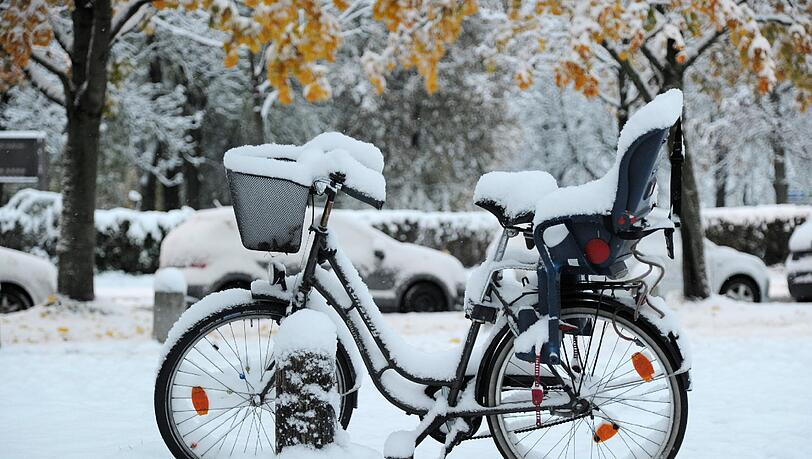 Fahrradfahren im Winter kann schnell zum Abenteuer werden, wenn man nicht richtig vorbereitet ist. Wir geben Tipps. Fahrradfahren im Winter kann schnell zum Abenteuer werden, wenn man nicht richtig vorbereitet ist. Wir geben Tipps.