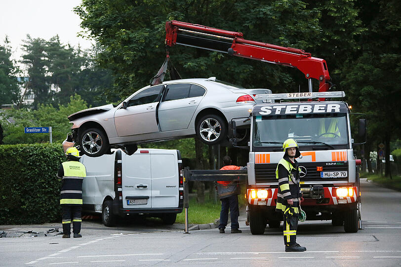 Ein Atemalkohol-Test bei dem BMW-Fahrer ergab einen Wert von 1,6 Promille, er wurde daraufhin von der Polizeistreife nach Mühldorf in Krankenhaus gebracht.