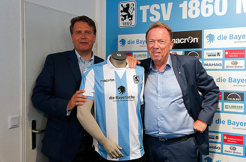 Martin Gräfer (Vorstand Die Bayerische) und Peter Cassalette (Präsident TSV 1860) präsentieren das neue Trikot mit neuem Hauptsponsor.