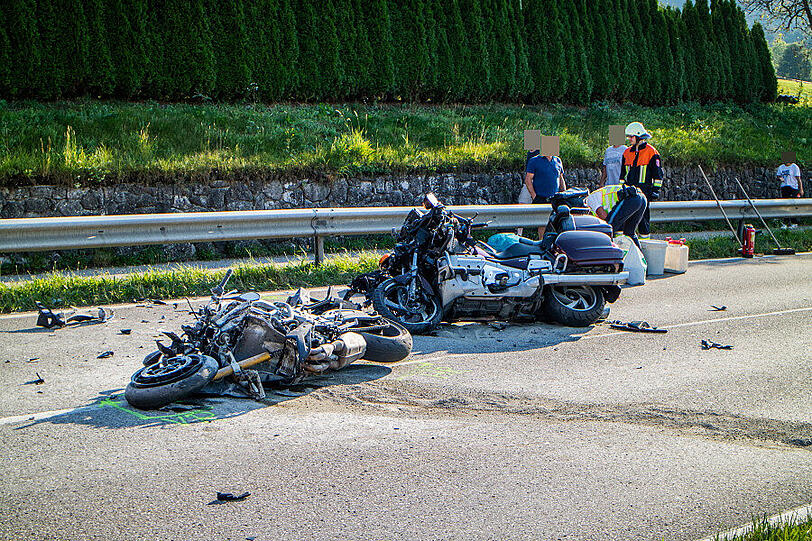 Auf der B20 bei Bayerisch Gmain kollidierten die beiden Motorräder frontal.