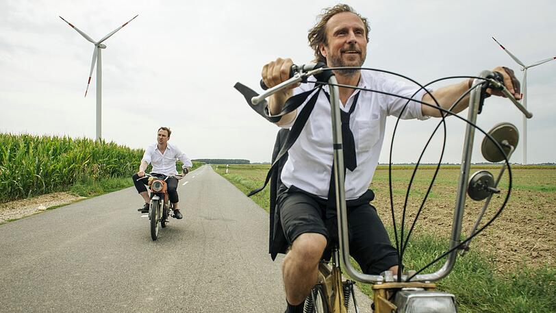 Bjarne Mädel (vorne) und Lars Eidinger als Brüder auf langer Reise zu sich selbst.
