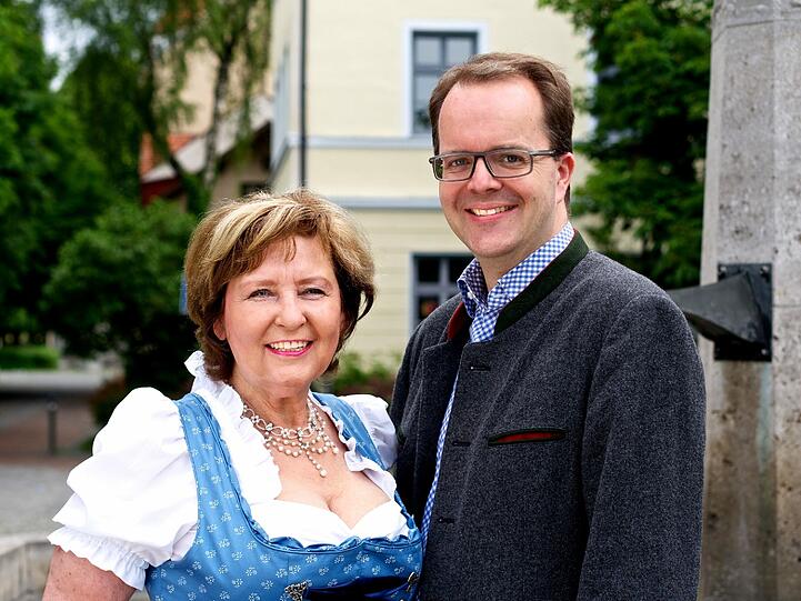 Hiltrud Broschei und Markus Rinderspacher am Perlacher Geschichtsbrunnen.