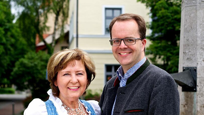 Hiltrud Broschei und Markus Rinderspacher am Perlacher Geschichtsbrunnen. Hiltrud Broschei und Markus Rinderspacher am Perlacher Geschichtsbrunnen.