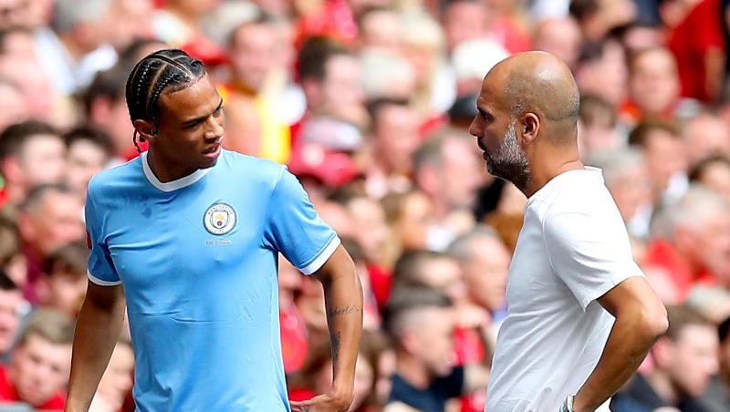 Manchester Citys Leroy Sané (l) spricht nach seiner Auswechslung mit Trainer Pep Guardiola. Manchester Citys Leroy Sané (l) spricht nach seiner Auswechslung mit Trainer Pep Guardiola.