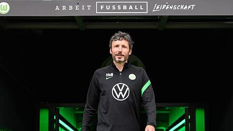 Wolfsburg-Trainer Mark van Bommel hat da was verwechselt.