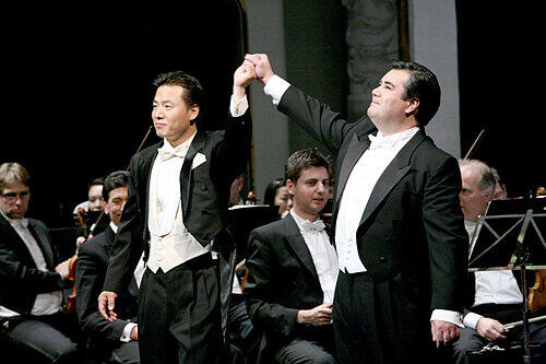 Ovationen für zwei Aussteiger: Sang Lee (li.) und Ricardo Tamura nach ihrem Verdi-Duett aus &bdquo;Don Carlos&ldquo; bei der Gala.