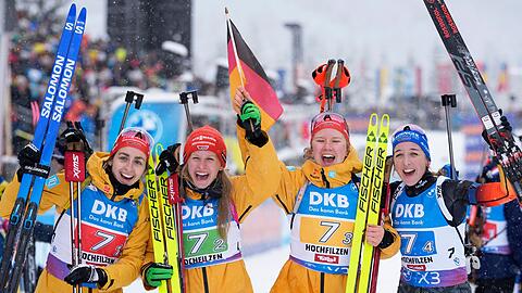 Die deutschen Skijägerinnen gewinnen die Staffel in Hochfilzen.