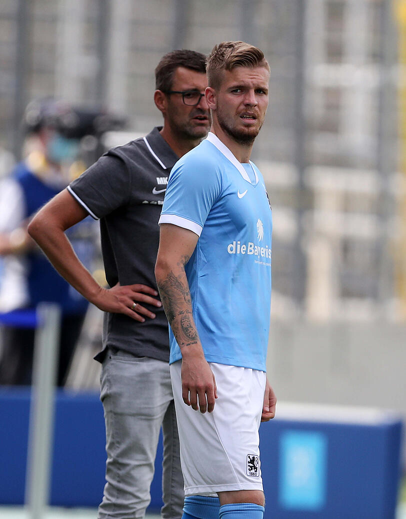 Daniel Wein (r.) bei seiner Einwechslung im Tootopokal-Finale 2020 mit dem damaligen Löwen-Trainer Michael Köllner. Daniel Wein (r.) bei seiner Einwechslung im Tootopokal-Finale 2020 mit dem damaligen Löwen-Trainer Michael Köllner.
