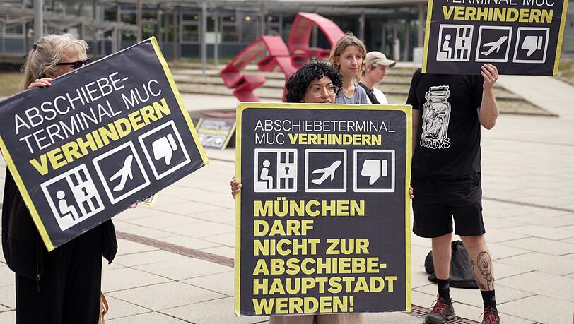 Gegner des Abschiebeterminals demonstrierten vor der Entscheidung gegen das Projekt. Gegner des Abschiebeterminals demonstrierten vor der Entscheidung gegen das Projekt.