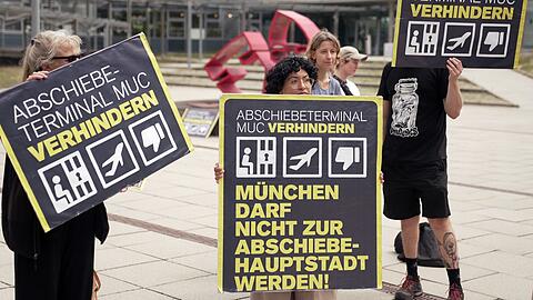Gegner des Abschiebeterminals demonstrierten vor der Entscheidung gegen das Projekt.
