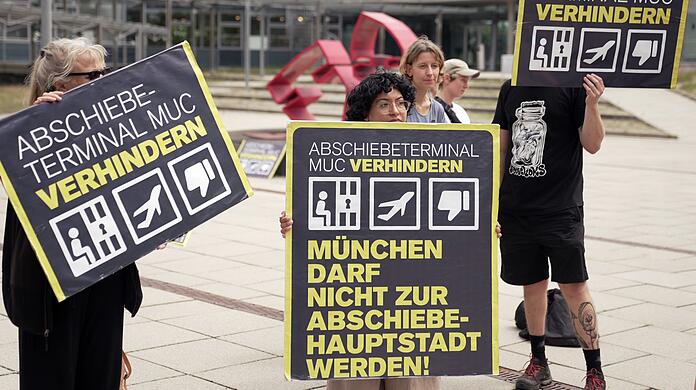 Gegner des Abschiebeterminals demonstrierten vor der Entscheidung gegen das Projekt. Gegner des Abschiebeterminals demonstrierten vor der Entscheidung gegen das Projekt.