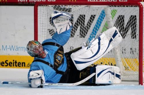 "Mia san mia" beim EHC. Keeper Sebastian Elwing im Wiesn-Outfit.