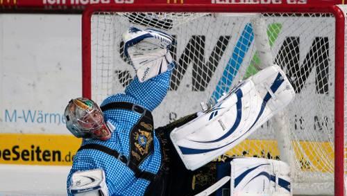 "Mia san mia" beim EHC. Keeper Sebastian Elwing im Wiesn-Outfit. "Mia san mia" beim EHC. Keeper Sebastian Elwing im Wiesn-Outfit.