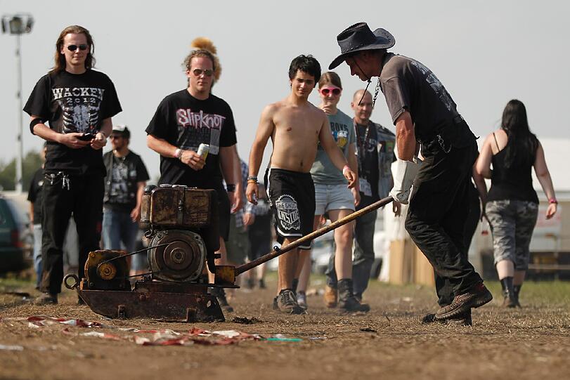 Am Mittwoch kamen die meisten Fans schon angereist, um am Donnerstag das größte Metal-Festival der Welt zu feiern. Aufgrund von Regenfällen waren Teile des Festivalgeländes noch ziemlich matschig - doch wen störts? Die Metall-Fans jedenfalls nicht! Die Bilder von Anreise und erstem Abend