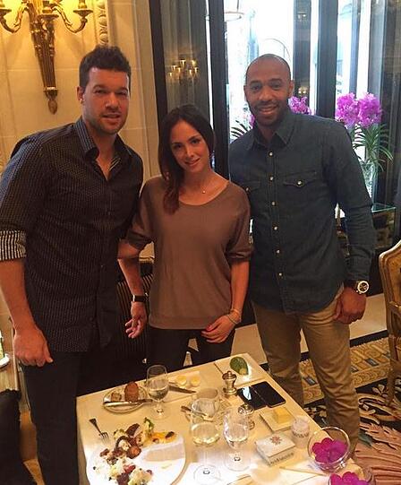 Natacha Tannous mit Michael Ballack und Thierry Henry (r.)