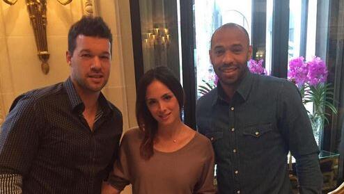Natacha Tannous mit Michael Ballack und Thierry Henry (r.) Natacha Tannous mit Michael Ballack und Thierry Henry (r.)