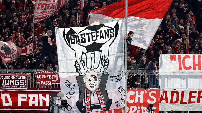 Mit diesem Banner protestiert die Schickeria gegen die Auswärtsticketpreise in der Allianz Arena.