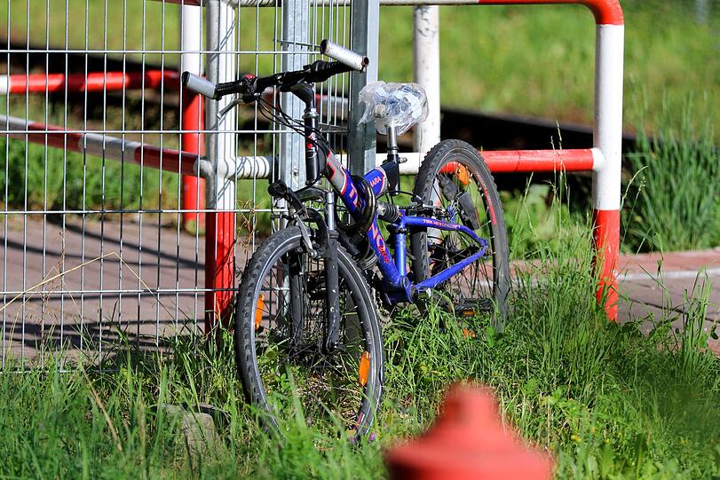 Das Fahrrad des verunglückten Jungen steht neben den Gleisen.