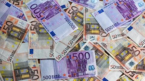 Euro-Banknoten liegen auf einem Tisch. Foto: Jens Kalaene/dpa-Zentralbild/dpa/Symbolbild
