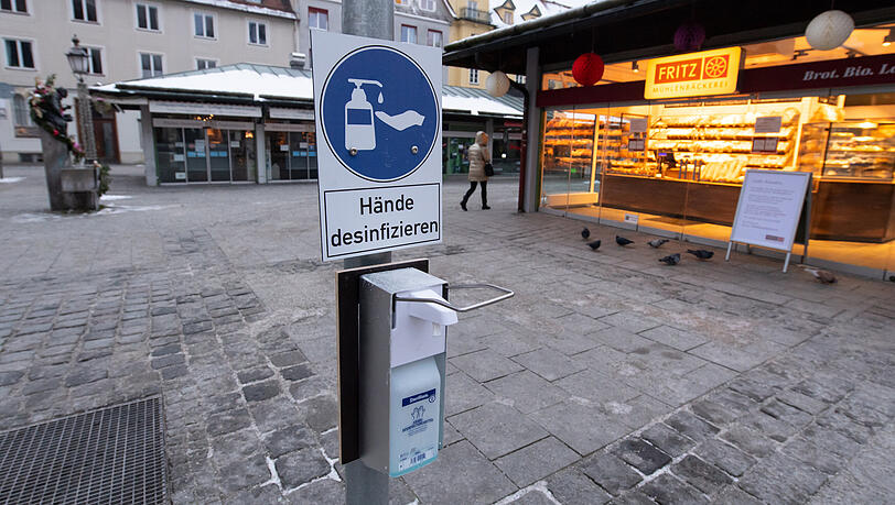 Vor einem Jahr noch undenkbar: Gähnende Leere und ein Desinfektionsmittel-Spender mit einem "Hände desinfizieren"-Schild auf dem Viktualienmarkt.