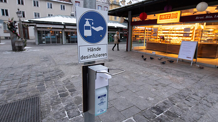 Vor einem Jahr noch undenkbar: Gähnende Leere und ein Desinfektionsmittel-Spender mit einem "Hände desinfizieren"-Schild auf dem Viktualienmarkt.