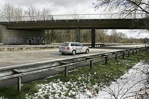 Von dieser Brücke wurde der Holzklotz geworfen