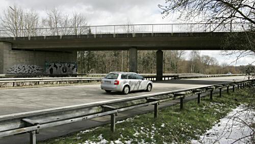 Von dieser Brücke wurde der Holzklotz geworfen Von dieser Brücke wurde der Holzklotz geworfen