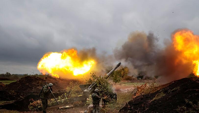 Soldaten feuern aus auf ukrainische Truppen.