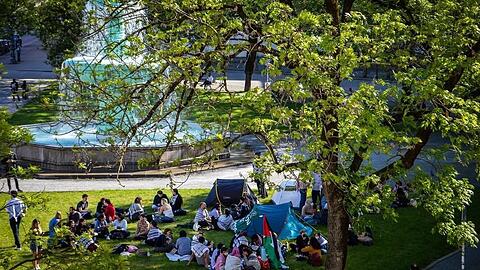 Rund 70 Demonstranten haben am vergangenen Freitag am Geschwister-Scholl-Platz vor der LMU campiert.